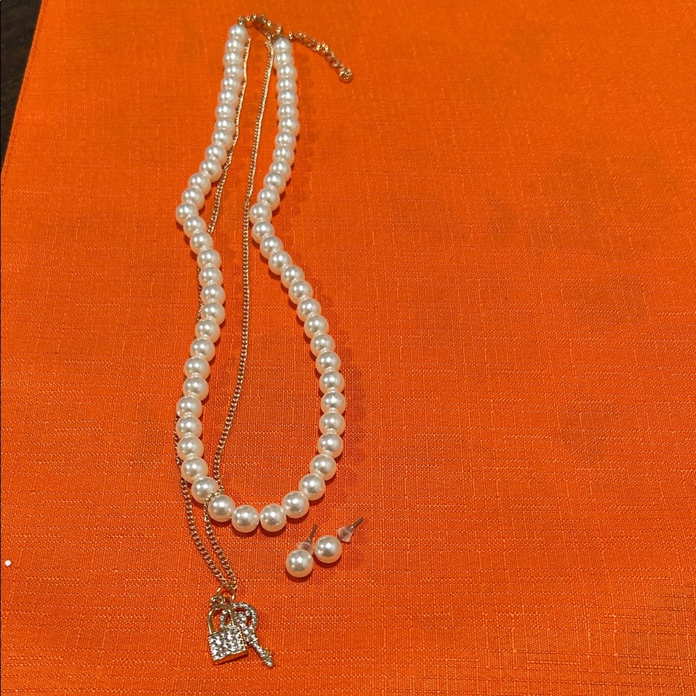 Elegant Pearl and Gold Necklace Set - Picture 4 of 6